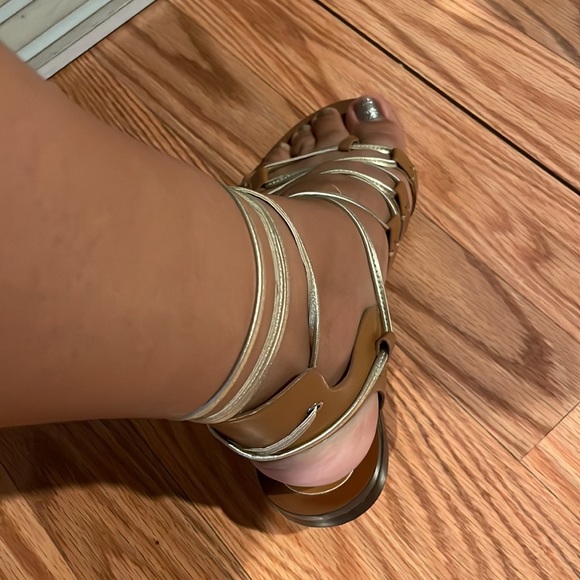 Enzo Angiolini leather gladiator sandals with gold leather strap. - Picture 4 of 4